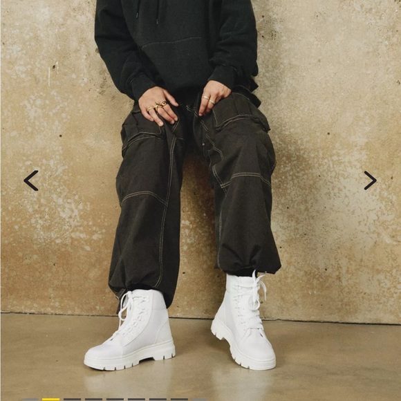 • Dr. Martens • Women’s COMBS WOMEN'S POLY CASUAL BOOTS White on White US 6 - Picture 1 of 7